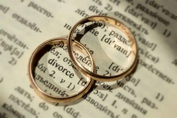 Image of rings removed before divorce mediation Essex